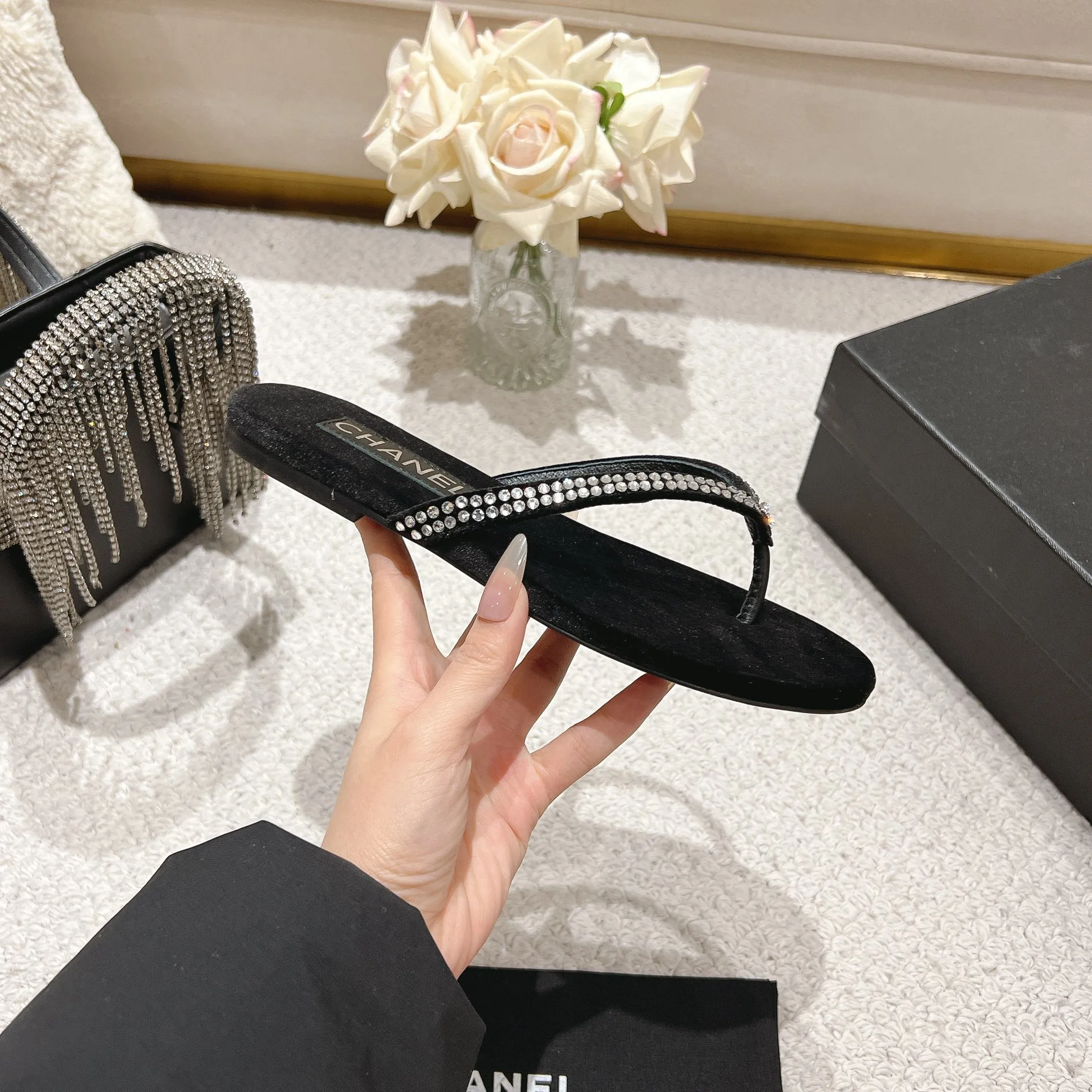 👟👟Ex-factory price 480👟👟 Xiaoxiang chanel 2025 new flip-flops! This series is really amazing. How can it be so beautiful! Summer is really an invincible combination that can be salty or sweet ~ The upper is made of original velvet and the lining is lambskin genuine leather outsole Size: 35-40 (40 customized)